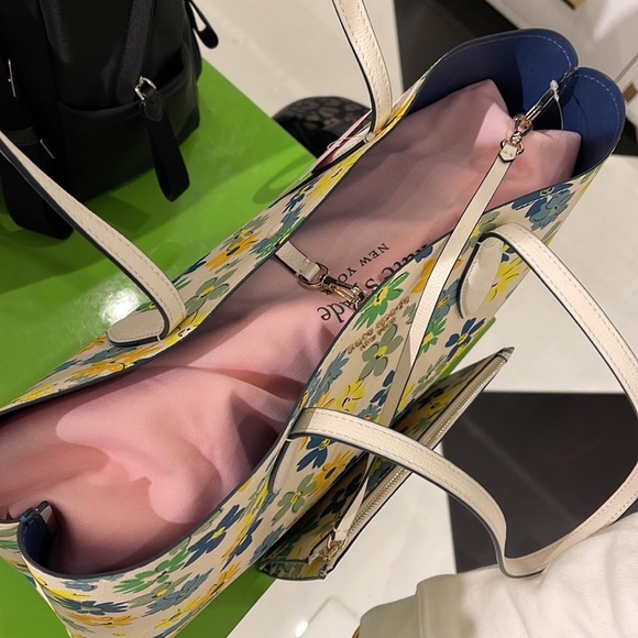 Kate Spade All Day Floral Medley Large Tote
COLOR:
Parchment Multi - Picture 7 of 16